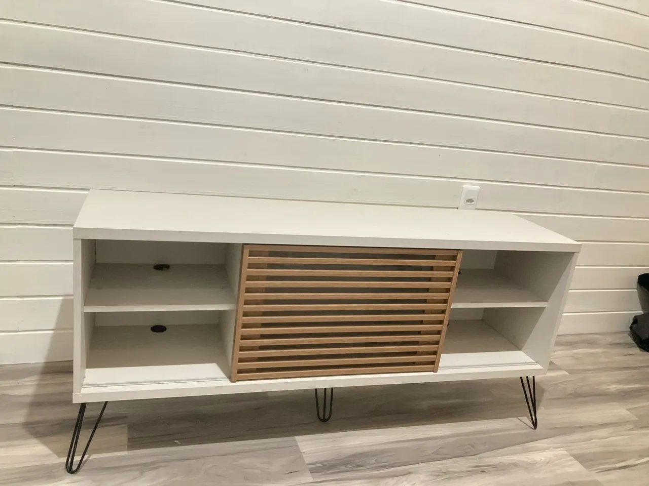 Rack moderno para TV com detalhes em madeira
