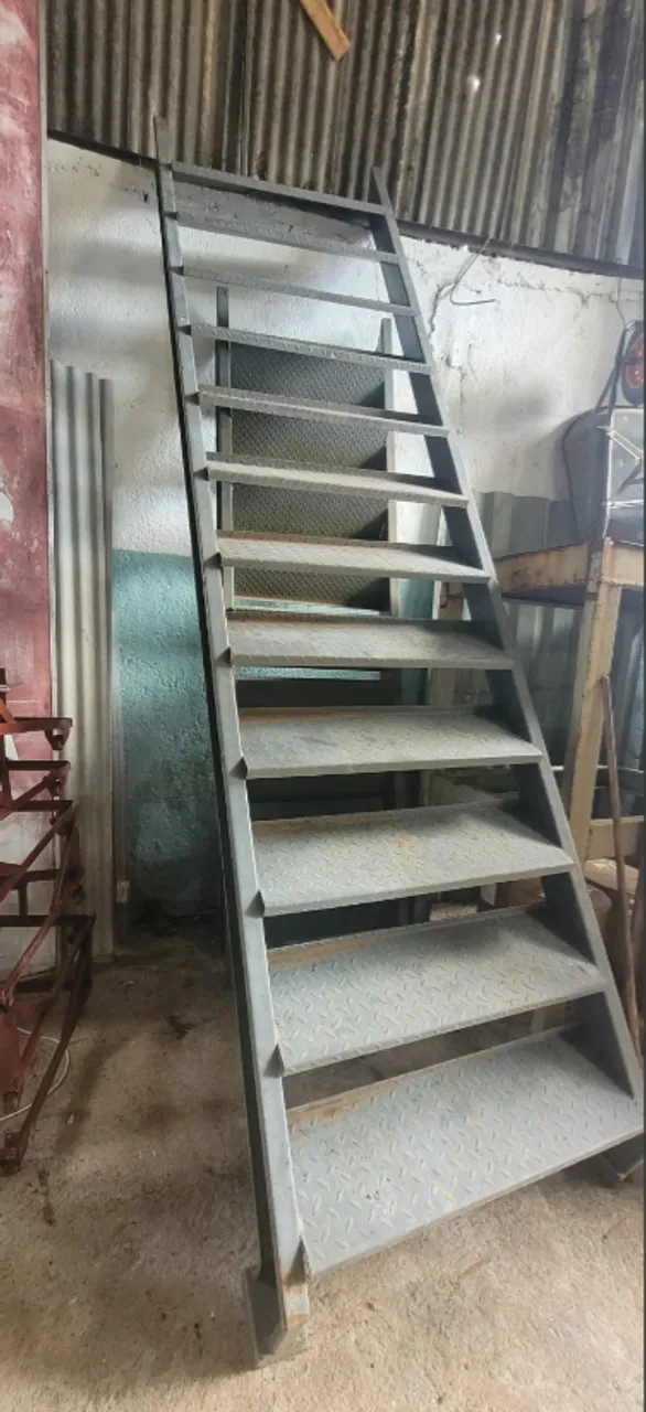 Escada Metálica Industrial - 12 Degraus (3,8m x 100cm)