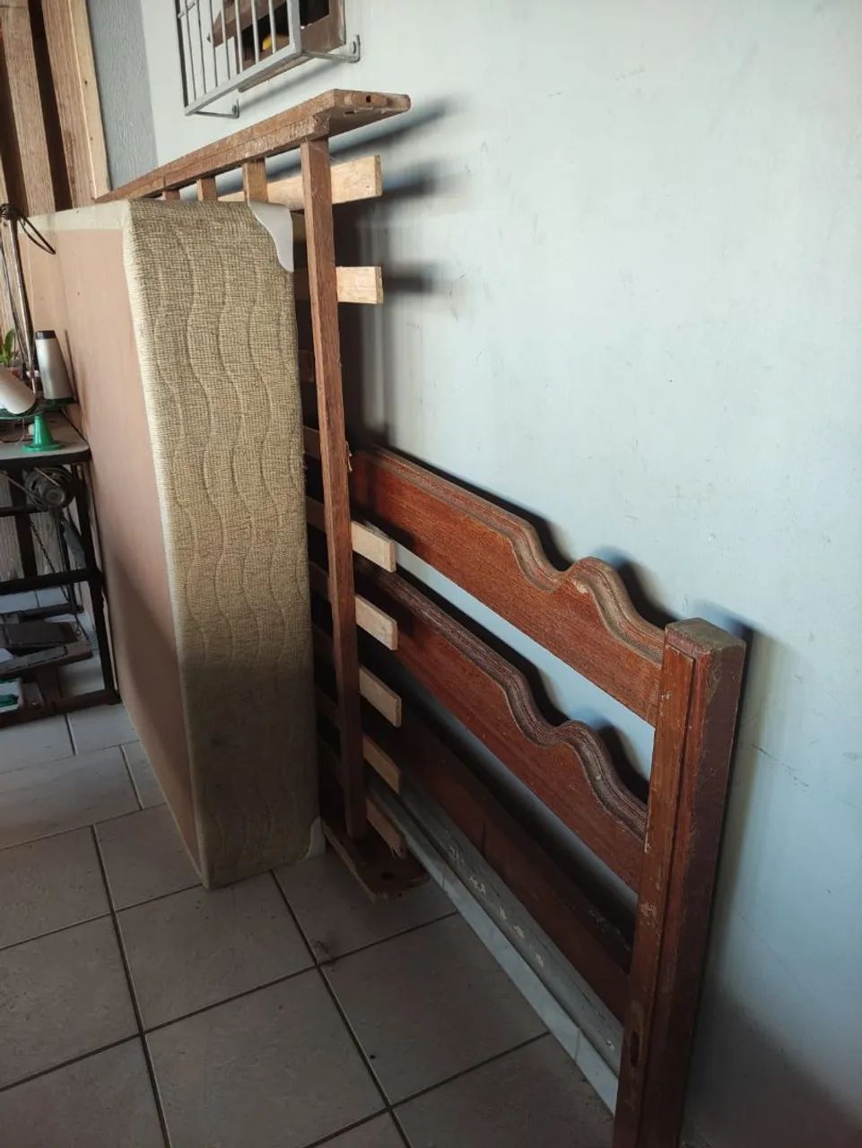 Cama de casal de madeira+ duas bases de cama box (sem colchão) - Foto 3