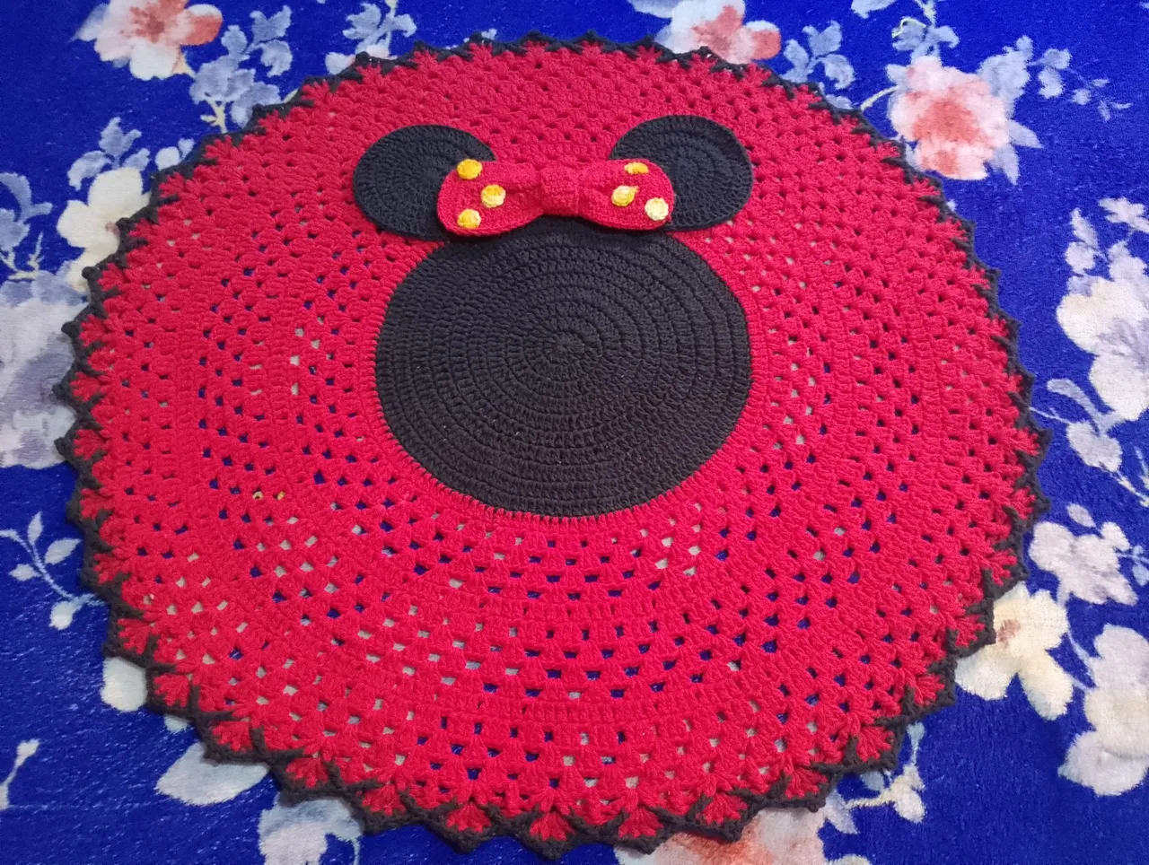 Tapete de Crochê Minnie - Decoração Encantadora