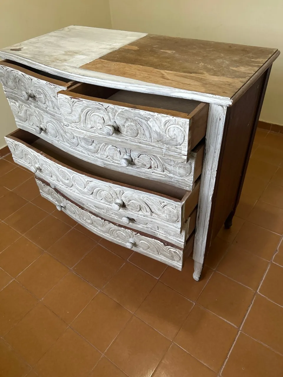 Cômoda Antiga com Detalhes Entalhados
