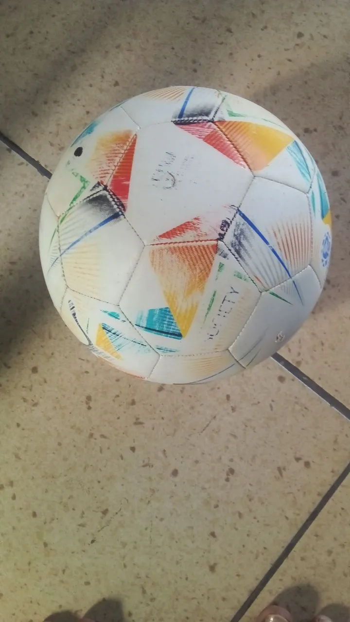 Bola de Futebol Colorida - Perfeita para Treino e Lazer!