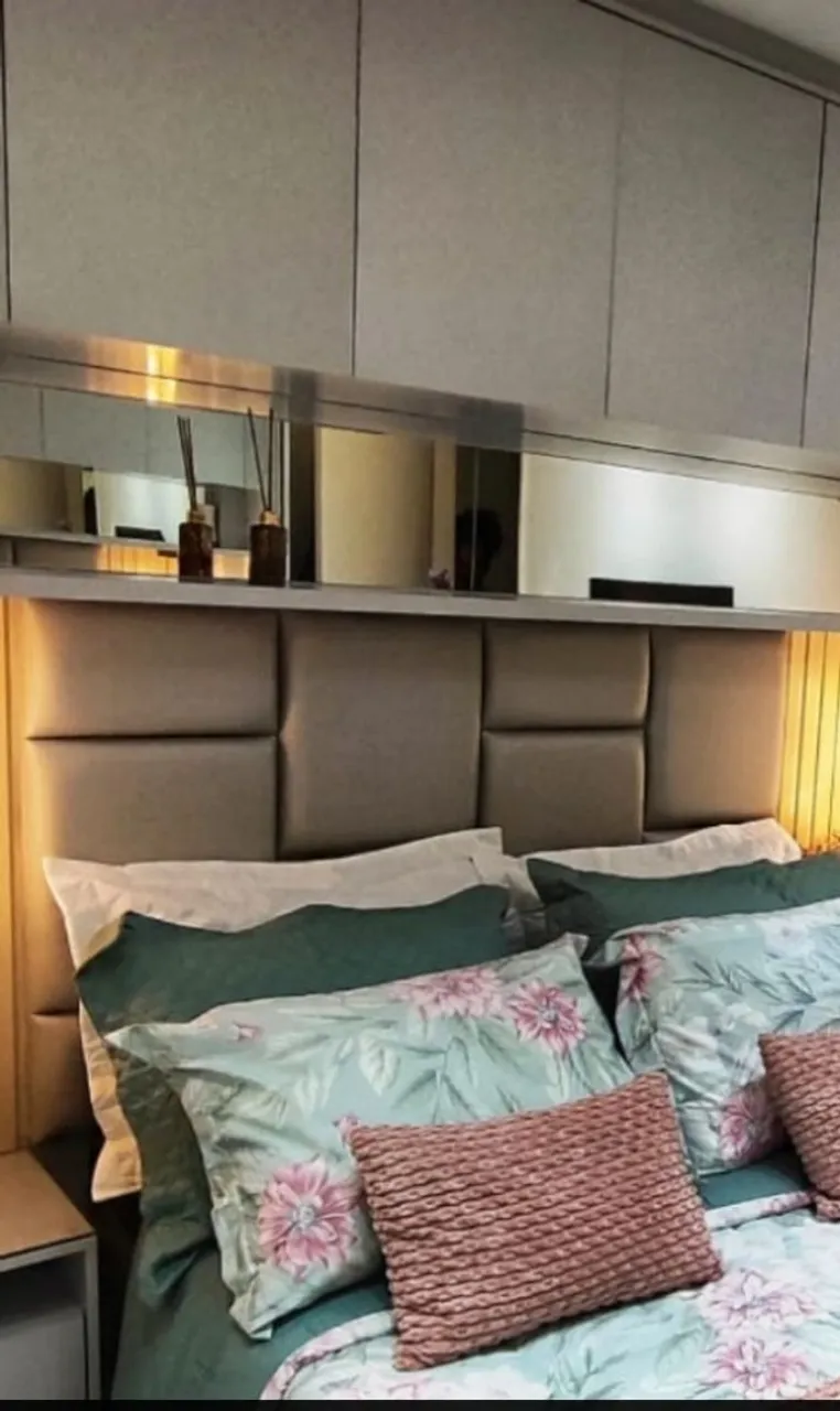 Cabeceira de cama elegante e moderna
