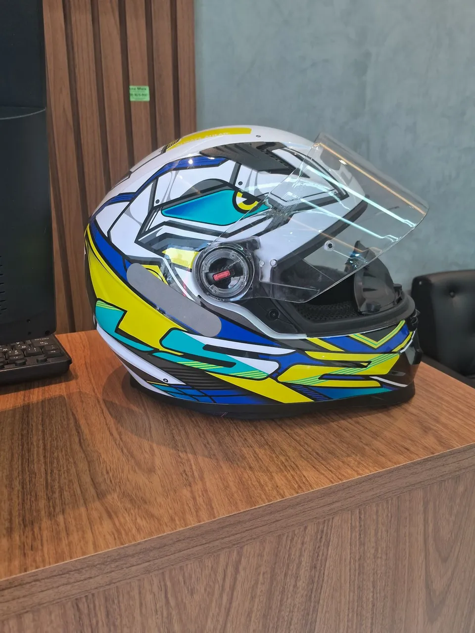 Capacete de Moto com Design Moderno