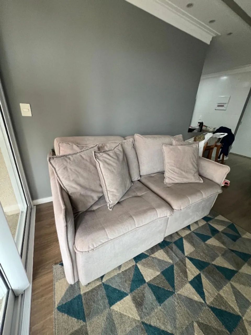 Sofá Bege Suíça com Design Moderno e Confortável - Foto 2