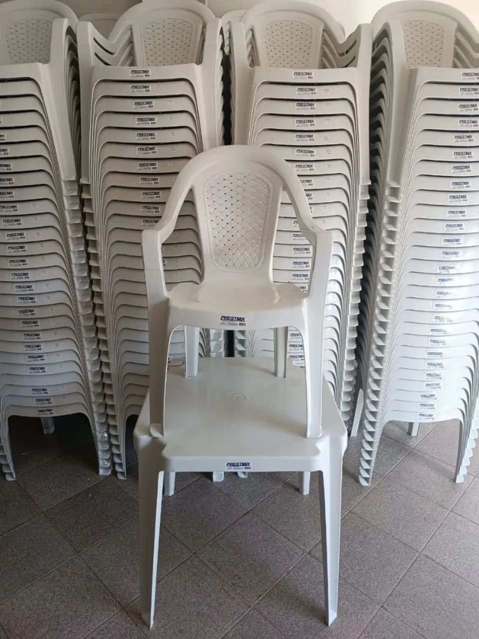 Cadeiras e Mesas novas conjunto de poltronas Novas. - Foto 2