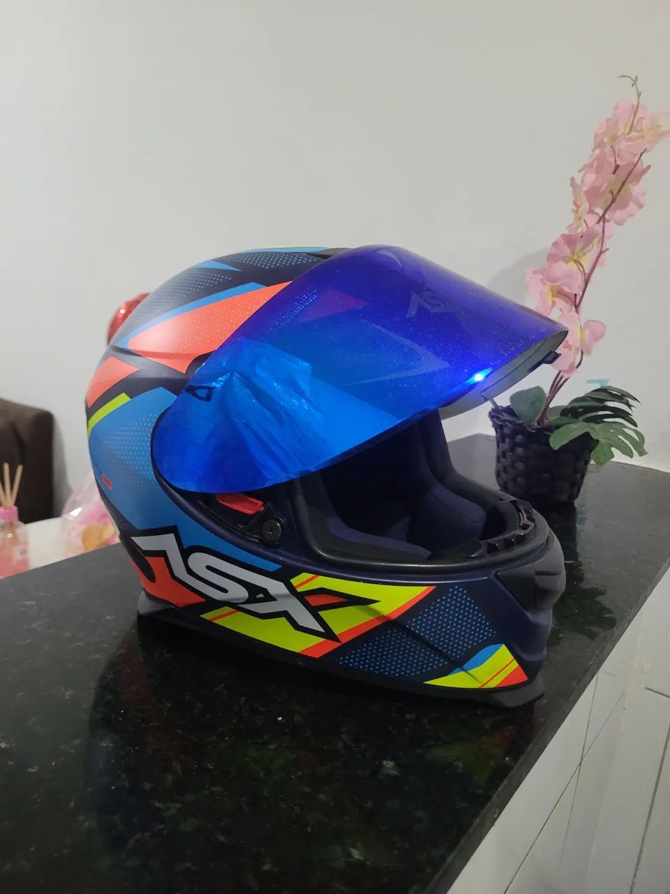 Capacete para Moto Azul com Design Moderno - Foto 2