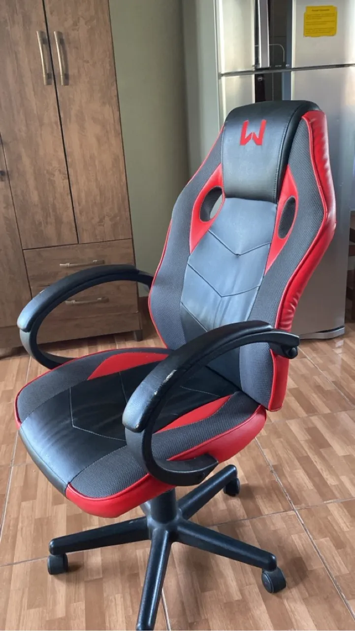 Cadeira Gamer Vermelha e Preta com Rodinhas