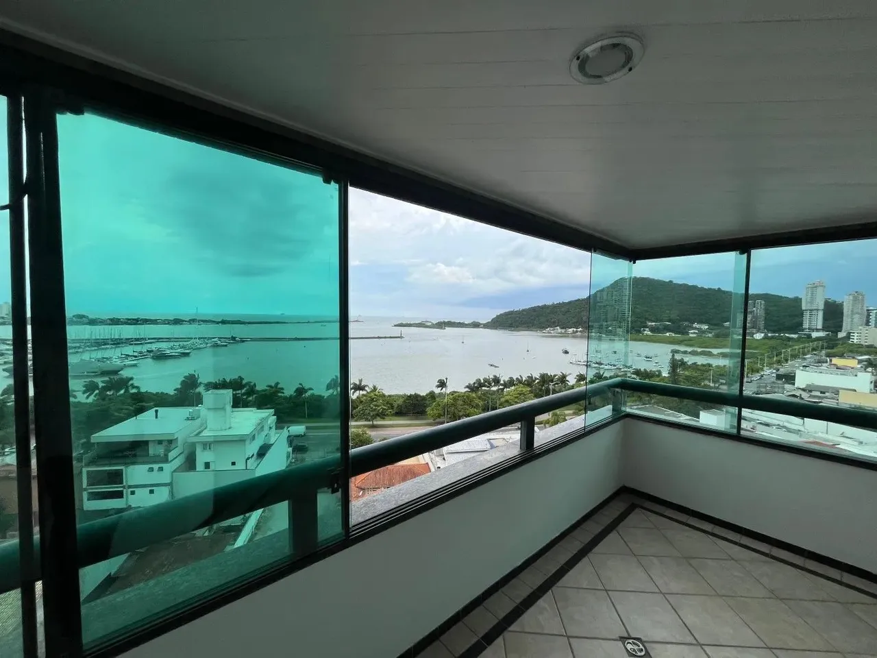 Apartamento para Venda em Itajaí, Fazenda, 3 dormitórios, 1 suíte, 4 banheiros, 2 vagas