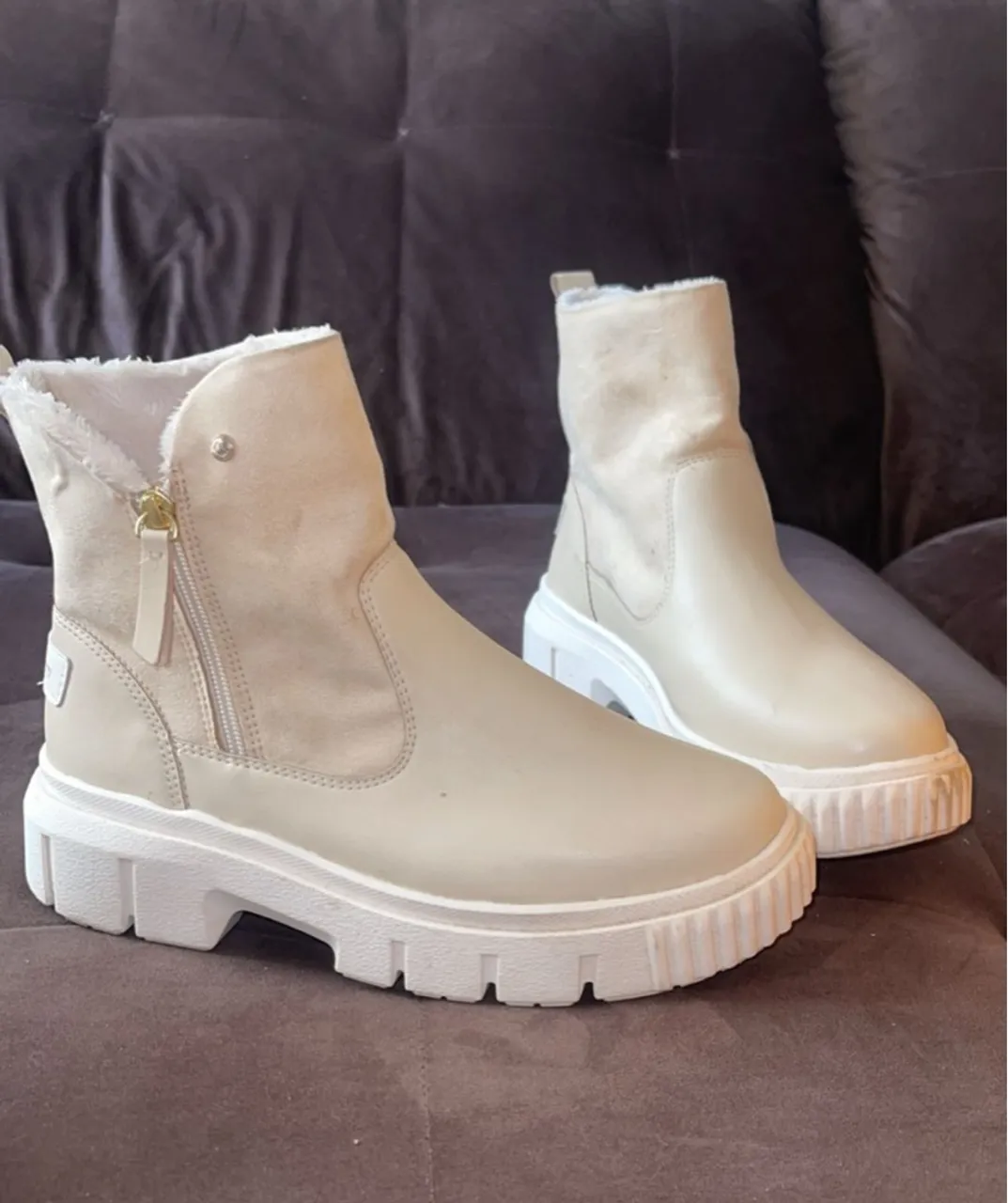 Botas Femininas Bege com Solado Tratorado - Conforto e Estilo!