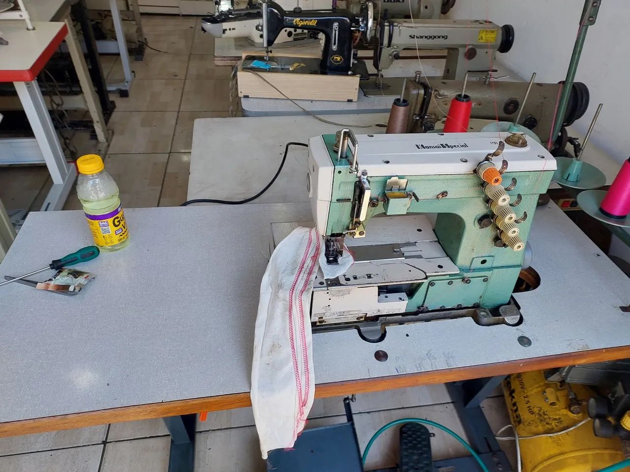 Máquina de costura galoneira colarete industrial revisada e com garantia  - Foto 4