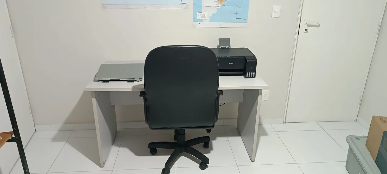 Mesa e cadeira