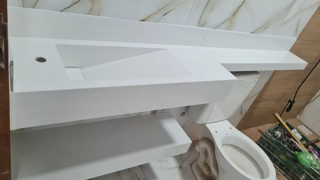Pia de banheiro em porcelanato branco