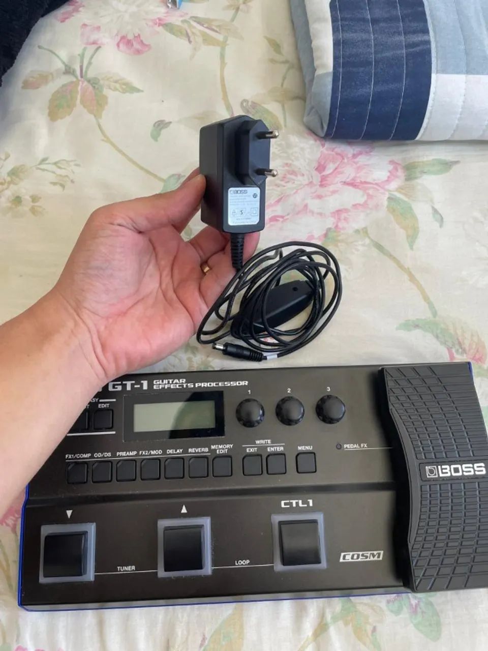 Pedaleira BOSS GT-1 + Fonte original BOSS + Bag + Cabo para conectar no PC