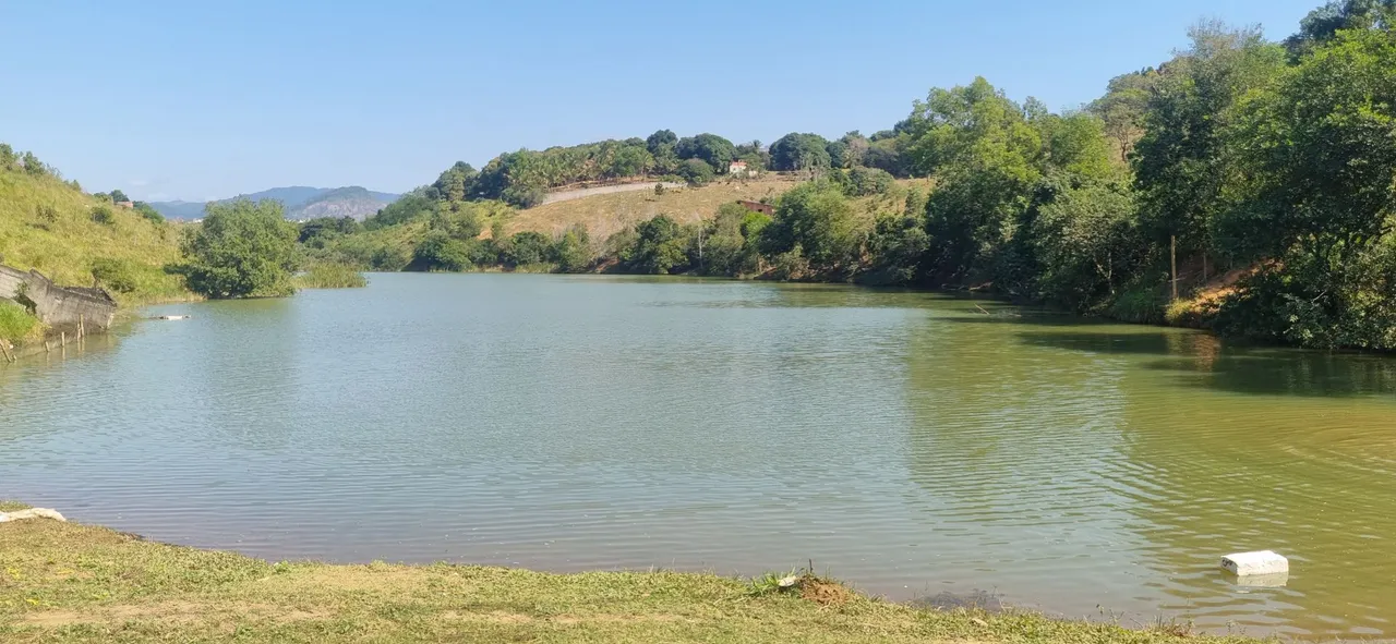Terreno com lagoa para lazer ou fins comerciais.