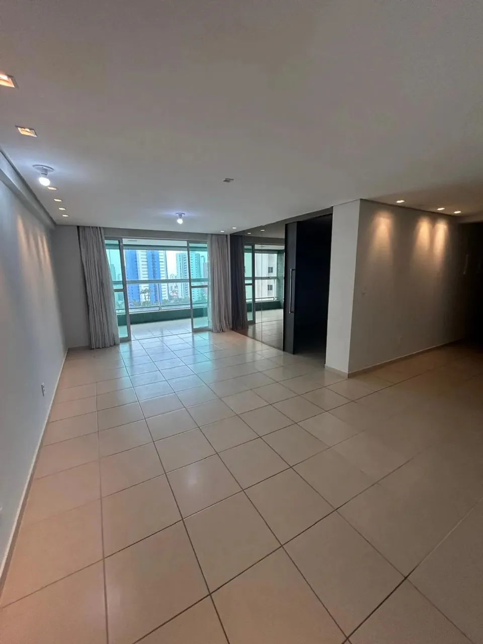 Vendo excelente apartamento no Brisamar, 03 quartos + DCE, R$ 1.260.000,00