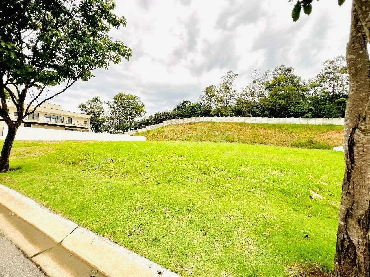 Terreno plano em condomínio fechado na cidade de Vinhedo, interior de São Paulo.
