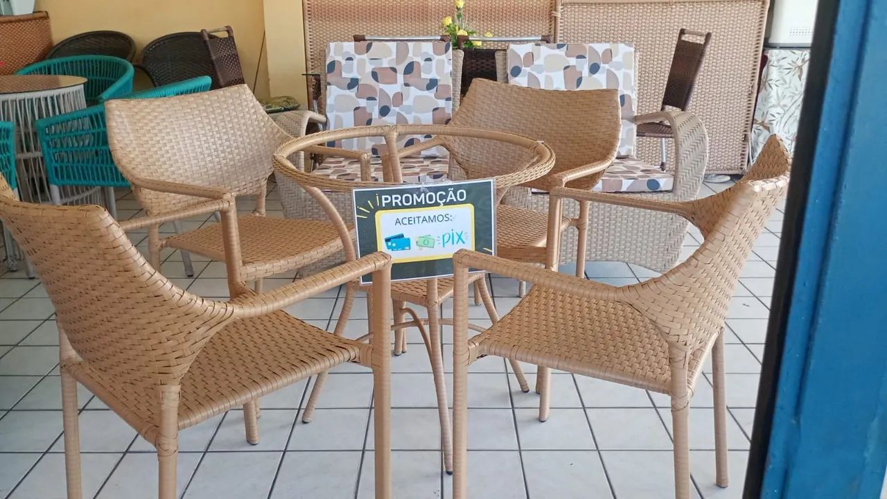Mesa com 4 cadeiras em fibra sintética e alumínio  - Foto 2