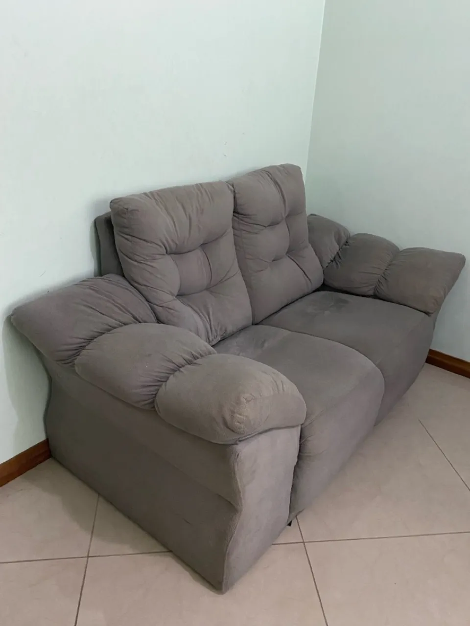 Sofá 2 lugares em tecido cinza