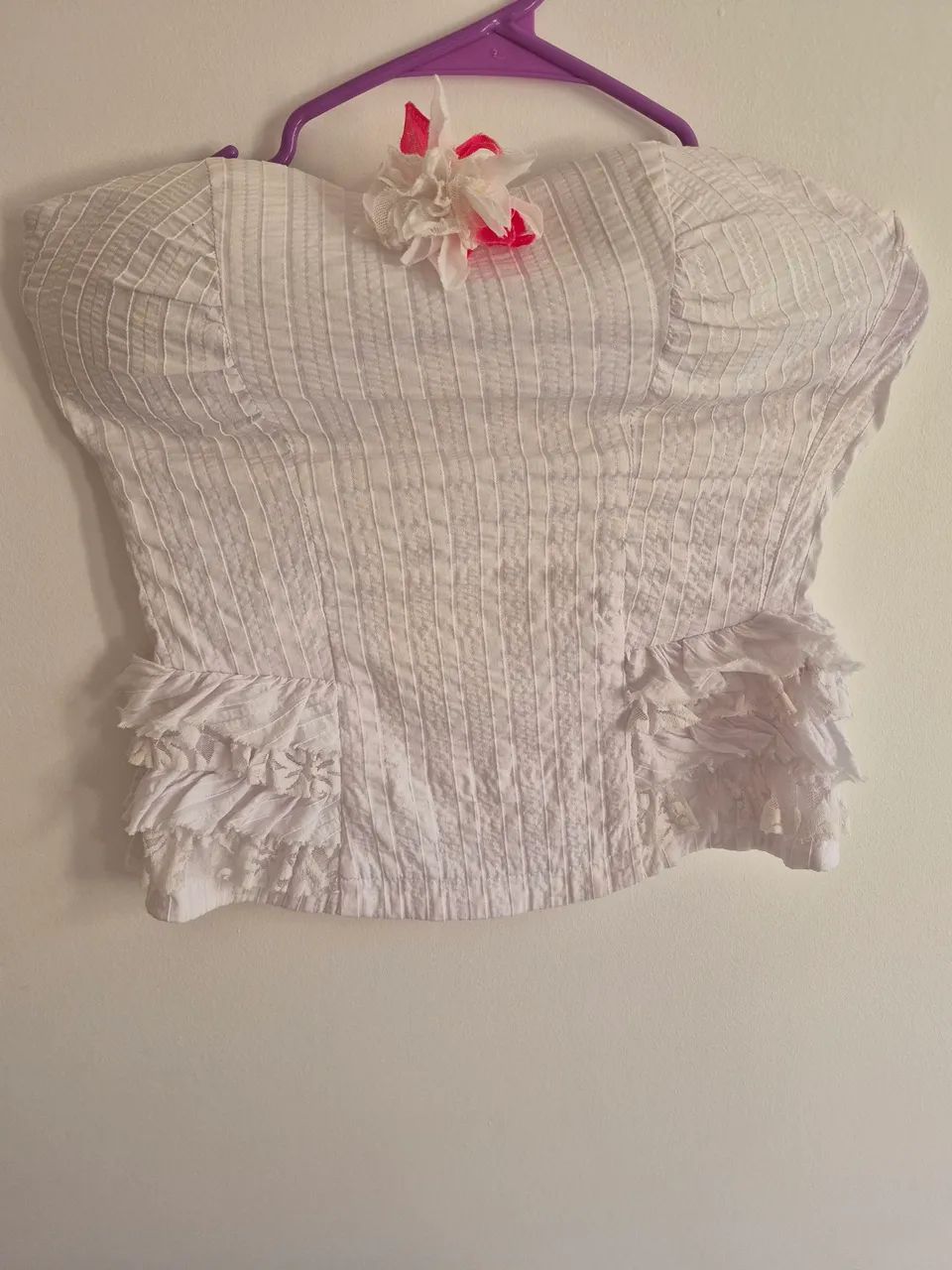 Top branco com detalhes e flor