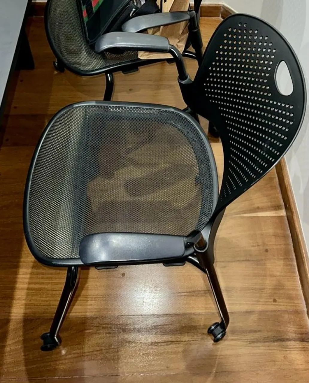 2 Cadeiras Herman Miller Caper Stacking - Como Novas - Foto 2