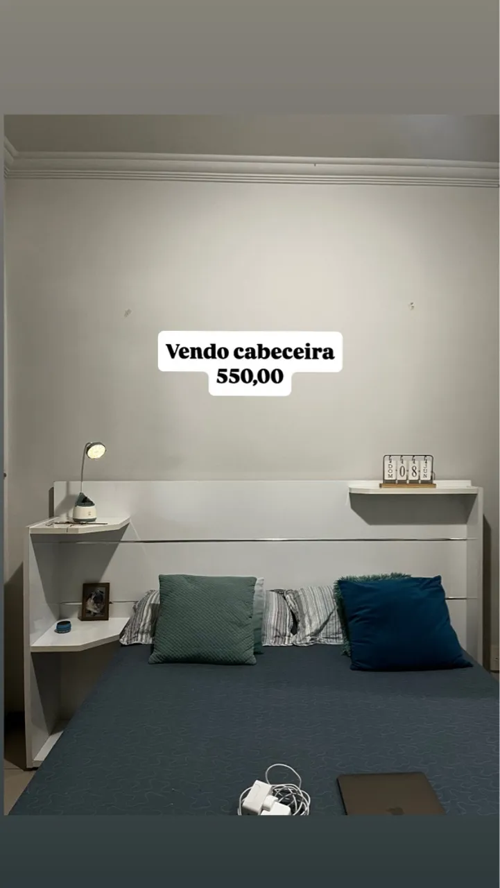 Cabeceira de cama com prateleiras