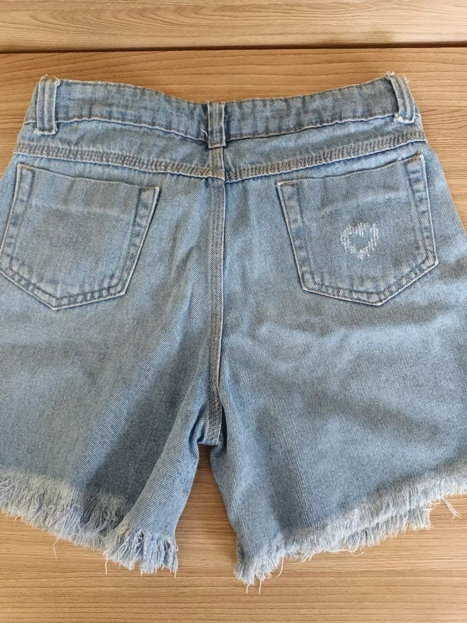 Shorts Jeans Feminino com Detalhe de Corações tam 16 - Foto 2