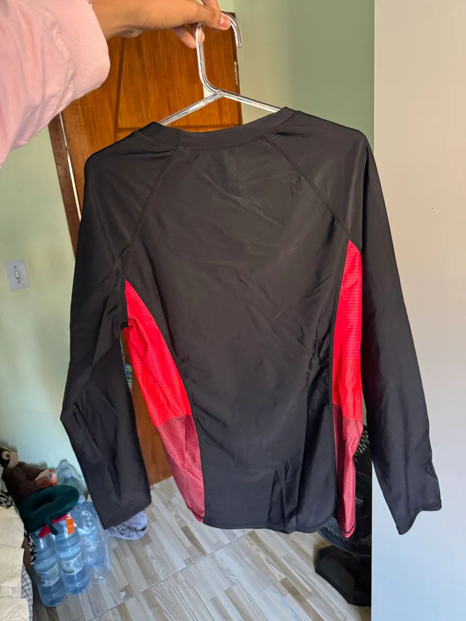 camiseta proteção uv manga longa preta e vermelha - Foto 4