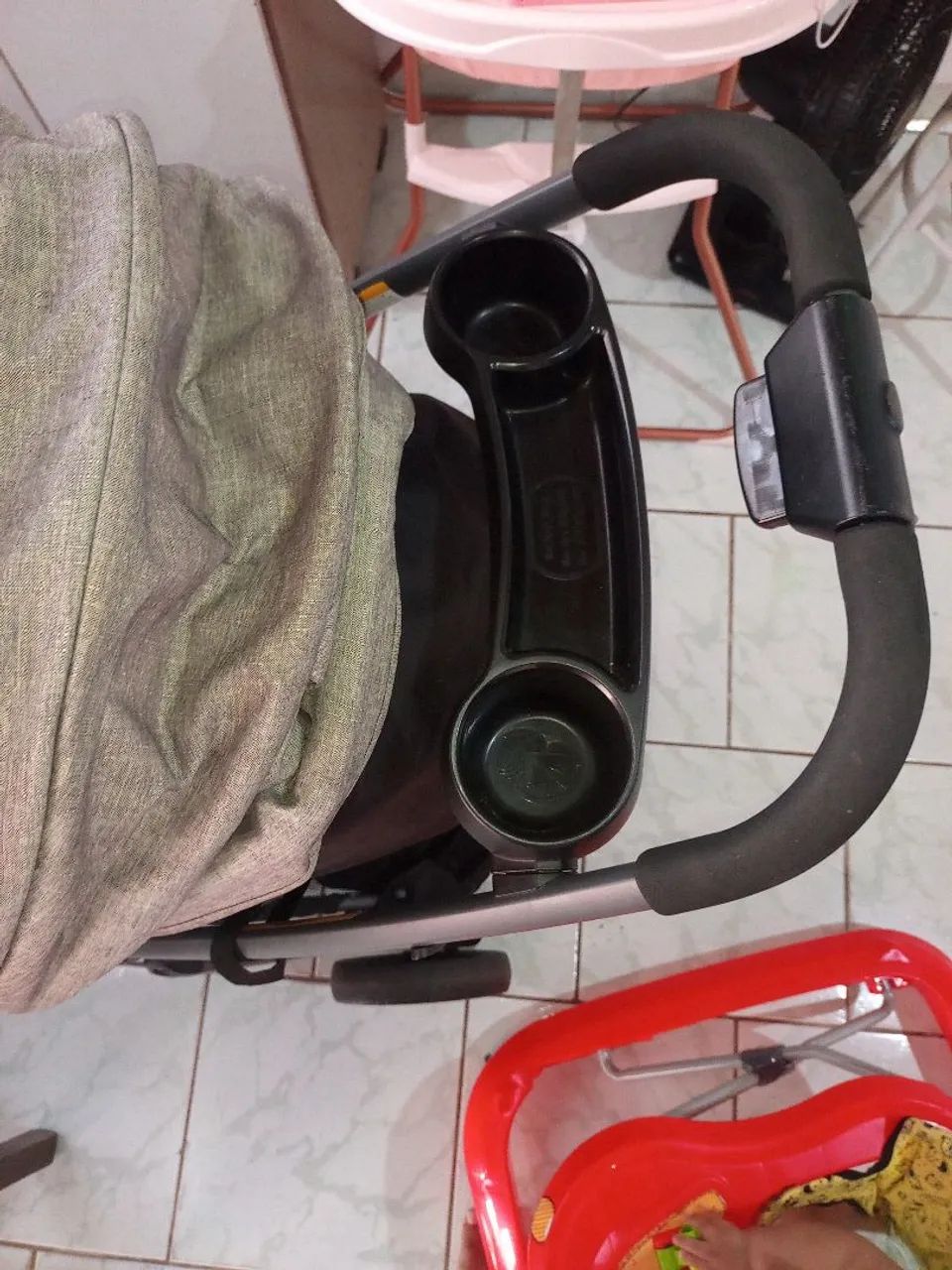 Carrinho de BB Graco seminovo - Foto 4