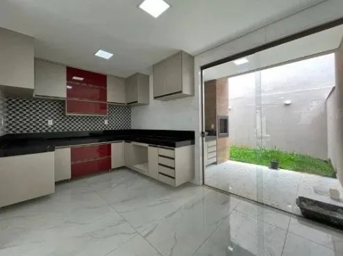 Casa com 3 Quartos e 3 banheiros à Venda, 166 m² por R$ 695.000 - com armários