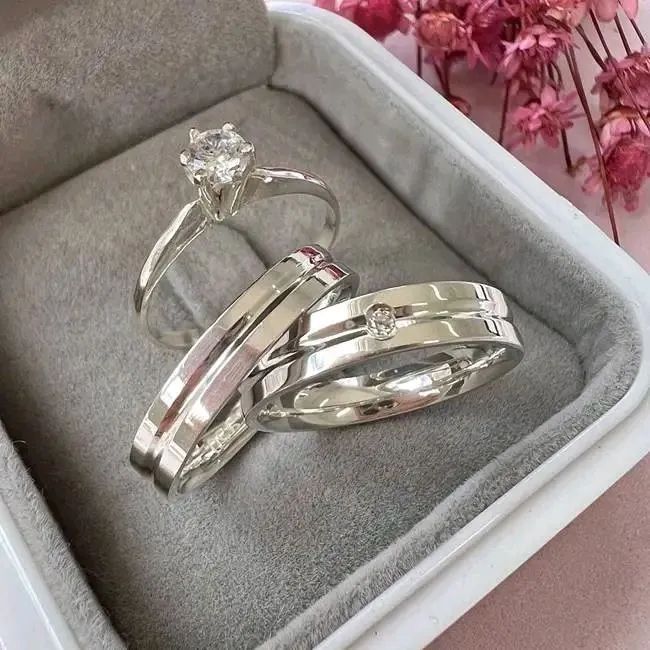 Anel de noivado e alianças de casamento - Foto 2