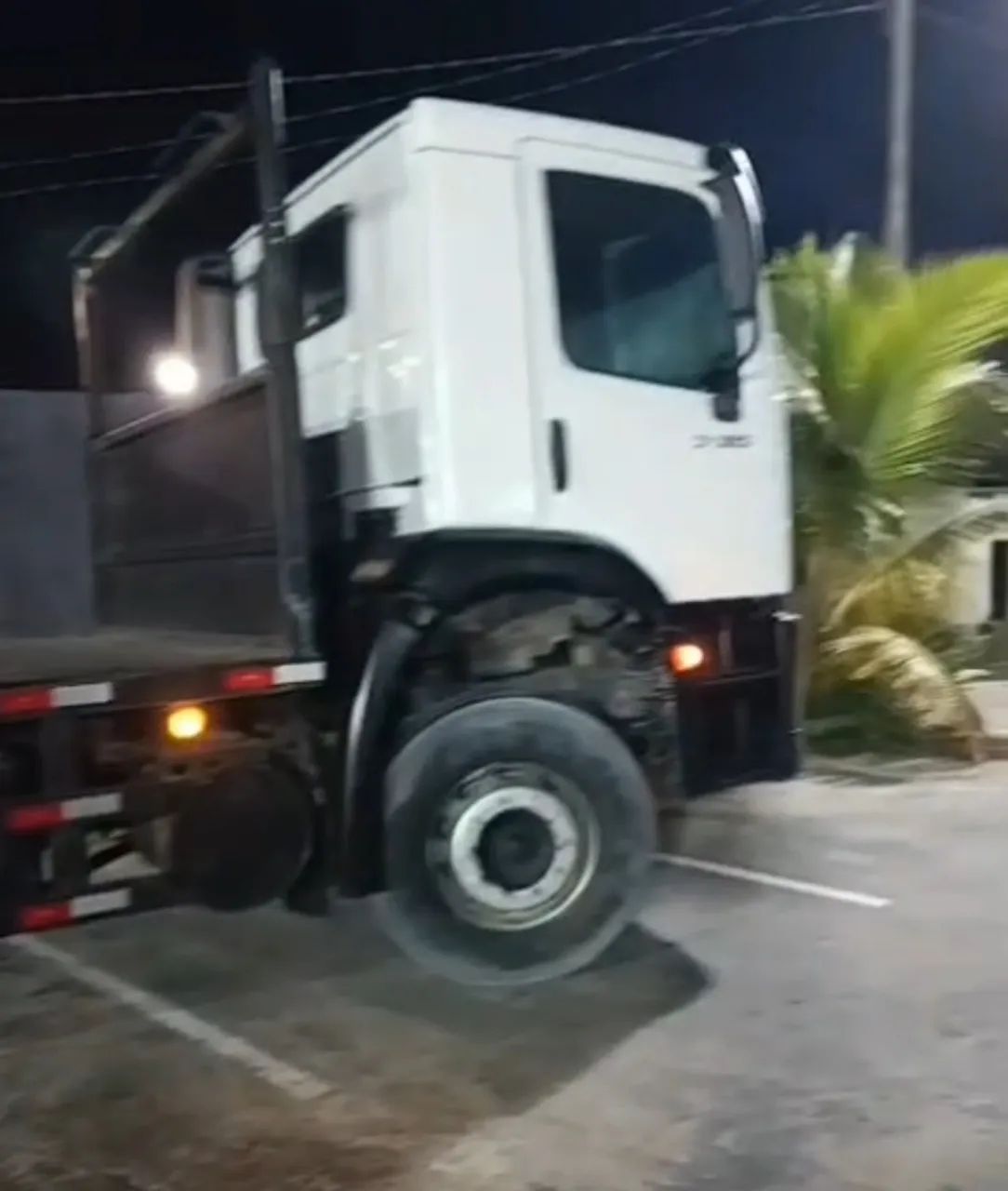 Caminhão plataforma VW 31- 260 CNM 6x4 traçado - Foto 2