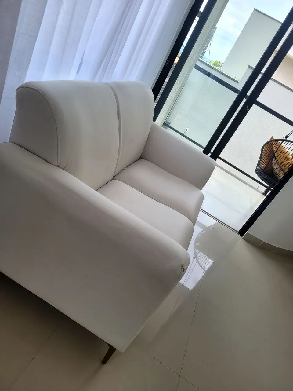 Sofa e poltrona corino brancas - Foto 3