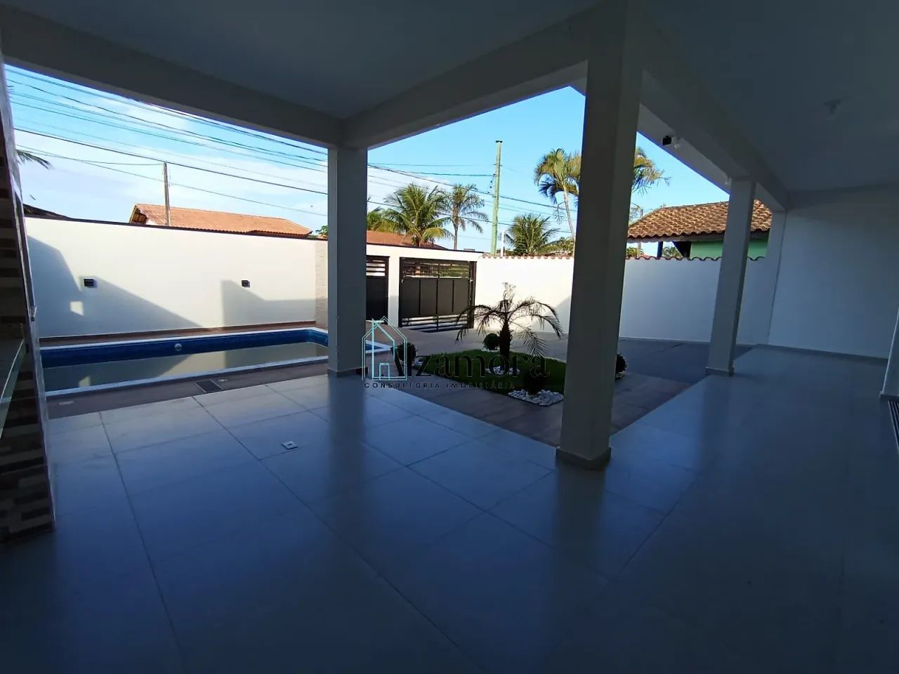 Casa com piscina apenas 200 metros do mar! - Foto 2