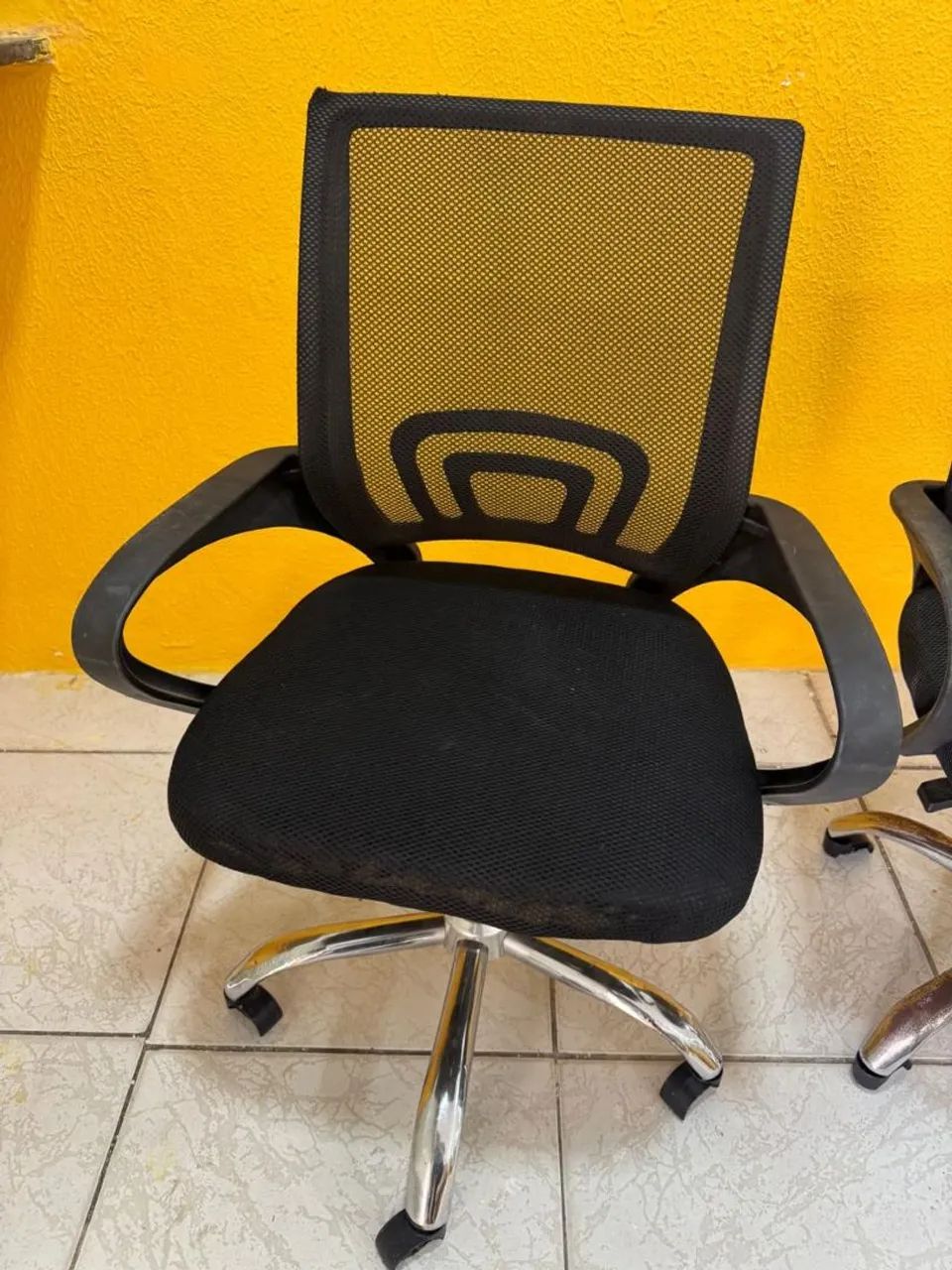 Cadeiras escritório com defeitos - Foto 2