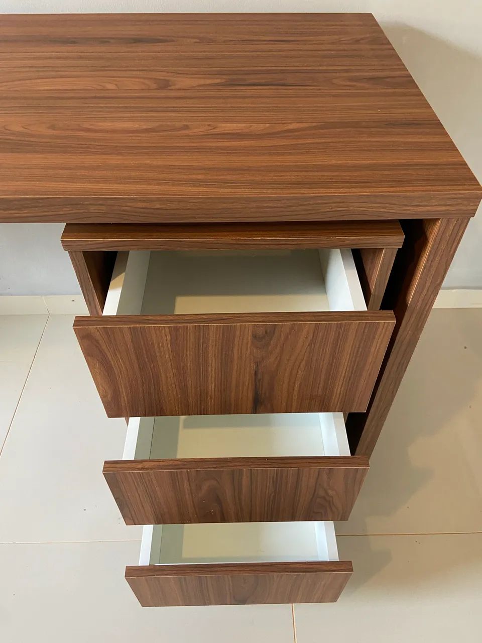 MESA ESCRITÓRIO 1,80M COM GAVETEIRO 3 GAVETAS 100% MDF - Foto 4