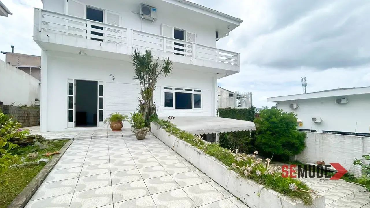 Ampla Casa à Venda em Coqueiros