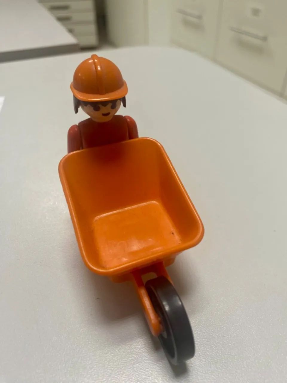 Boneco Playmobil + carrinho de mão e chapeú - Foto 2