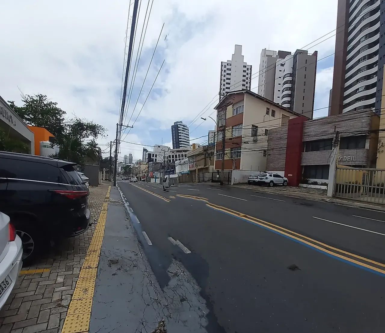 Alugo ou vendo cobertura de salas comerciais com 350m2 e garagens - Foto 2