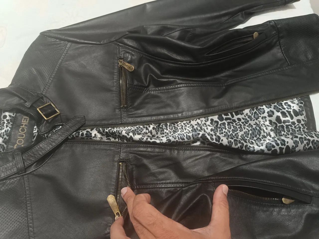 Jaqueta de Couro Coucheli Preta Feminina com forro de onça  - Foto 5