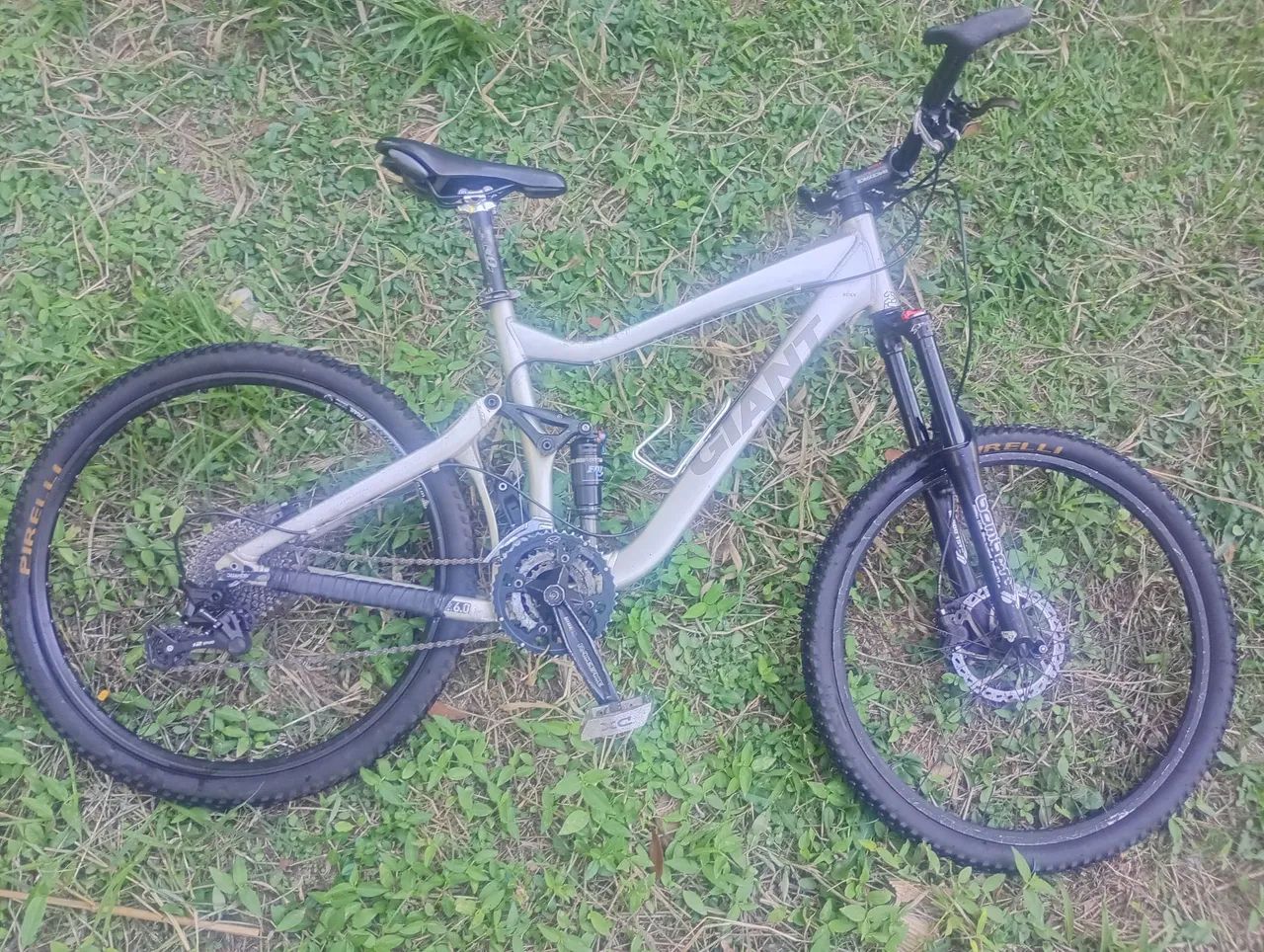 Bicicleta Giant Full Suspension - Revisada - Foto 2