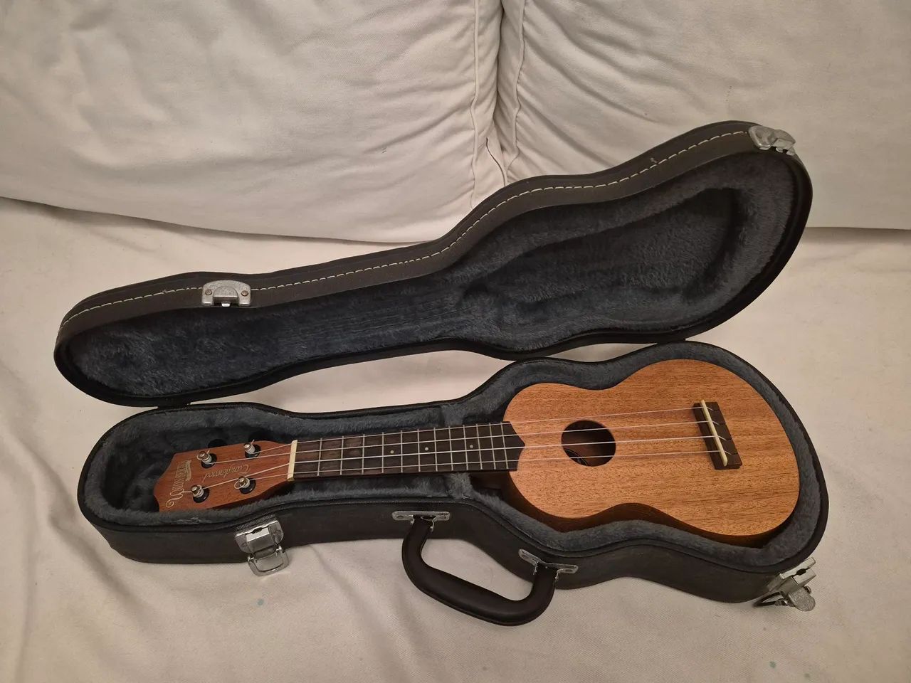 UKULELE IMPORTADO TANGLEWOOD COM EXCELENTE CASE RÍGIDO.