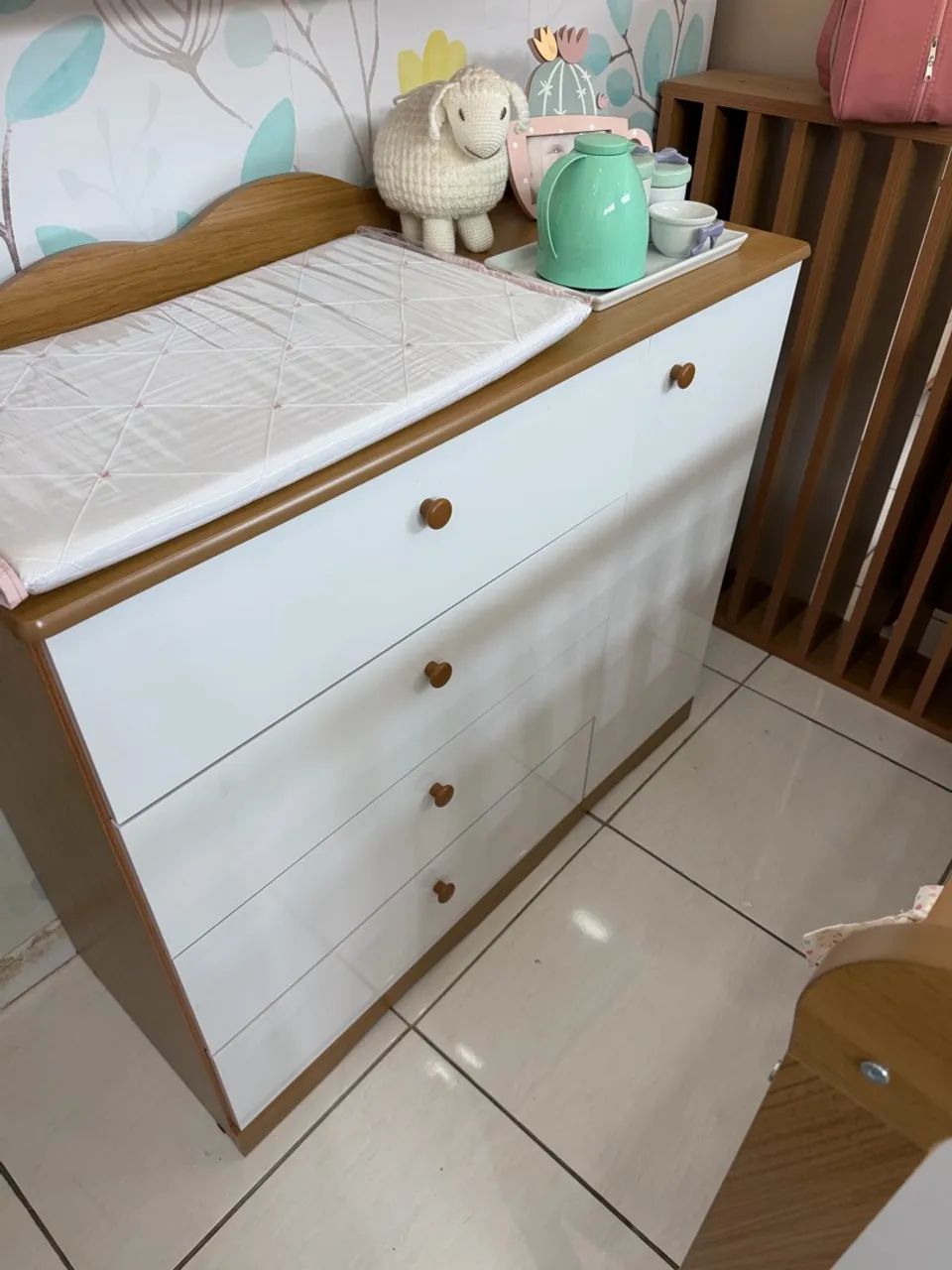 Cômoda com porta madeirada
