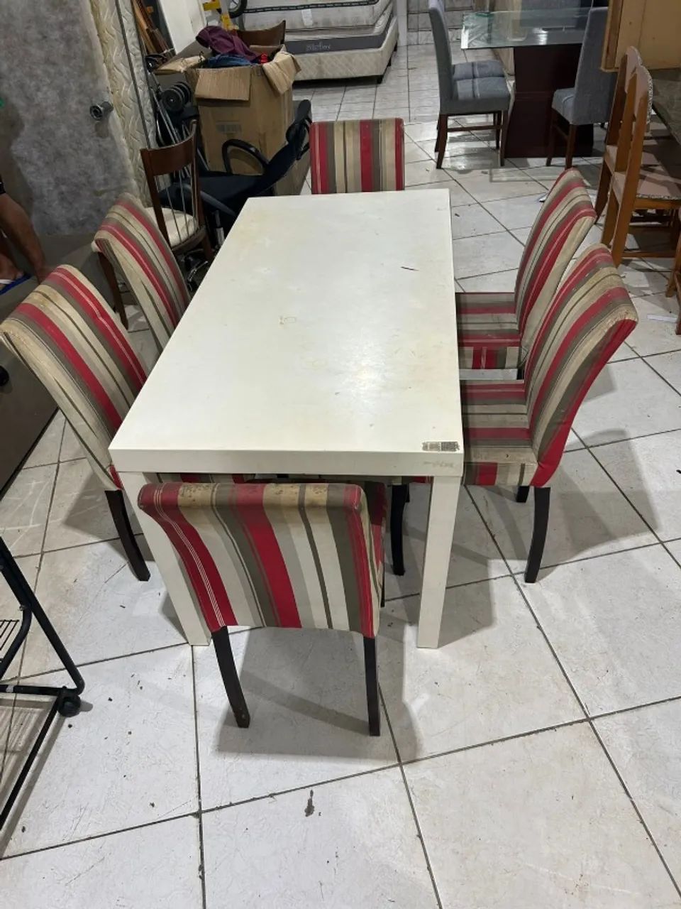 (Cód 002) Mesa de jantar com seis cadeiras 
