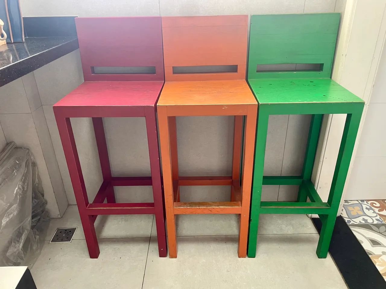 Bancos de madeira coloridos - Foto 5