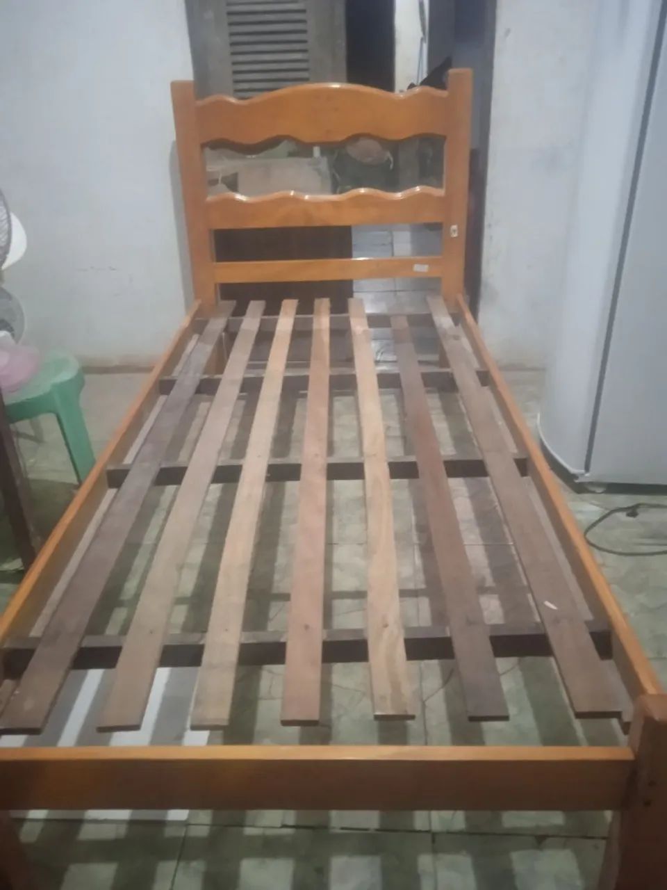 Cama de solteiro em madeira com espelho bem conservada 