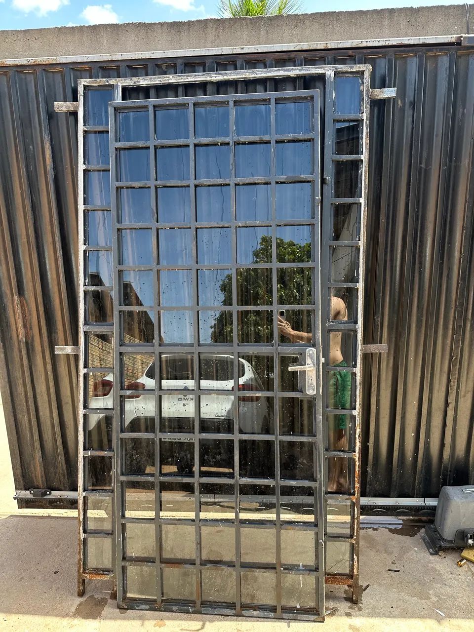 Vende-se porta de ferro com vidro