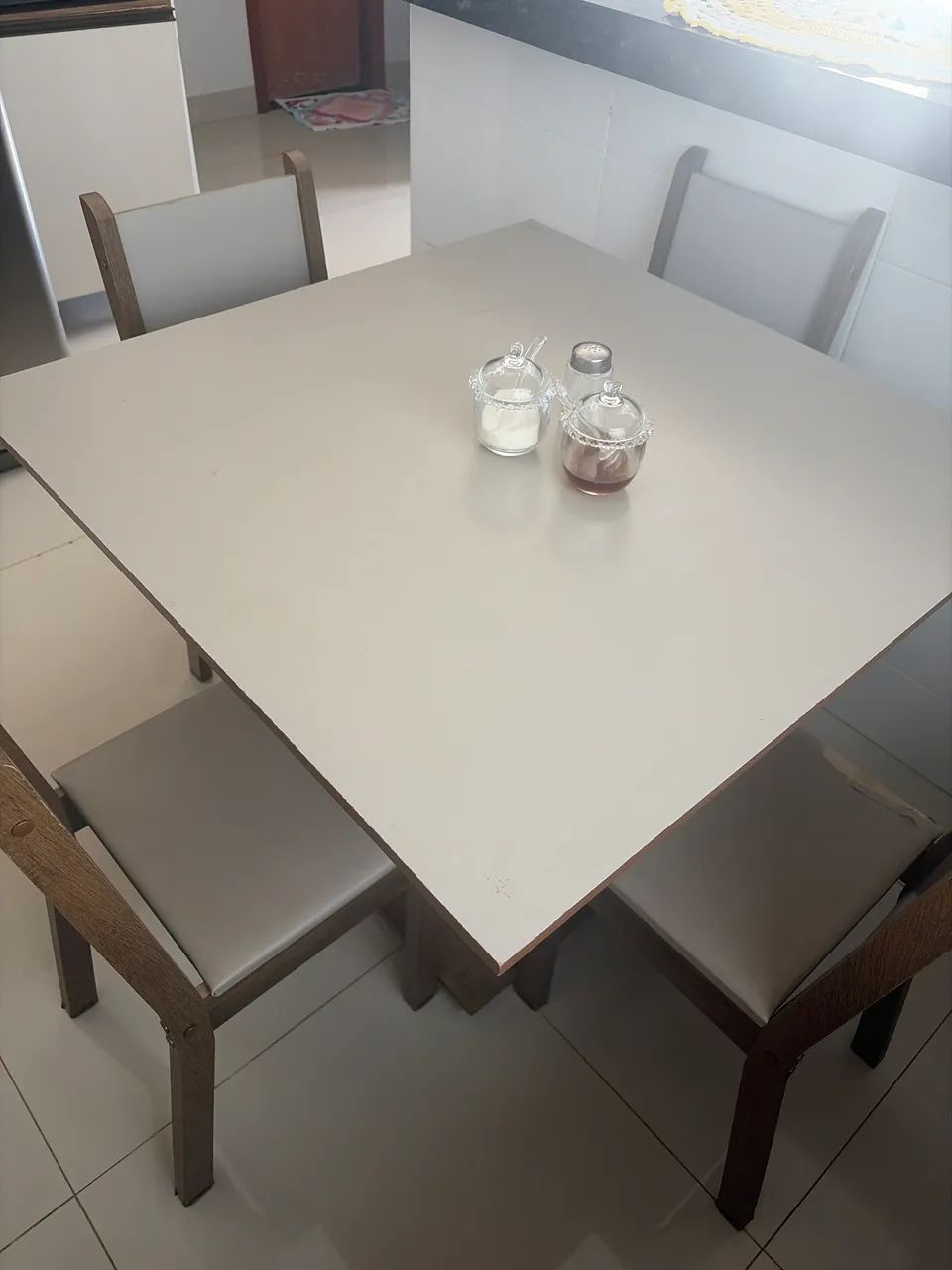 Vendo mesa 4 cadeiras 