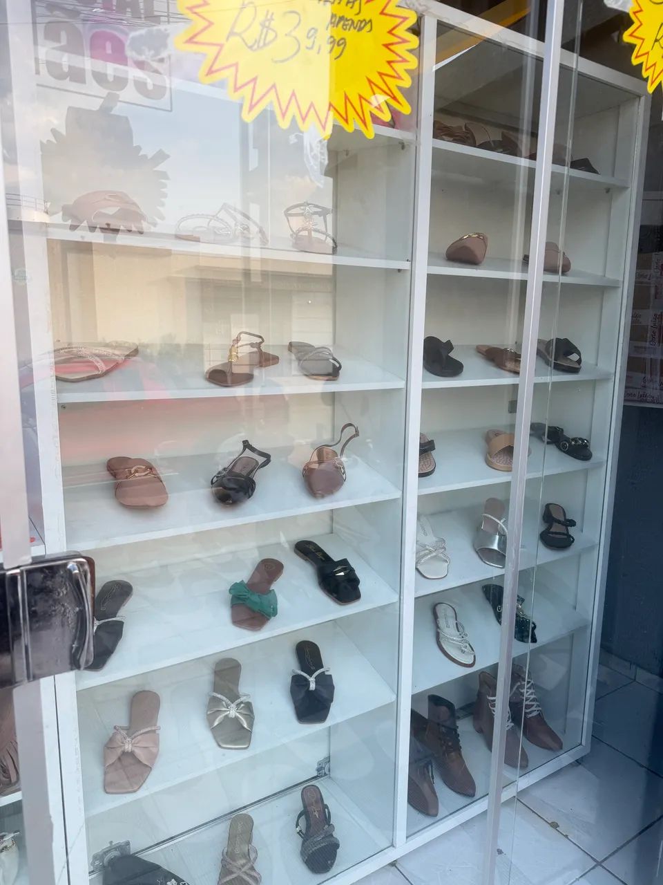 V vendo dois vitrine de sapatos e bolsas novas - Foto 4