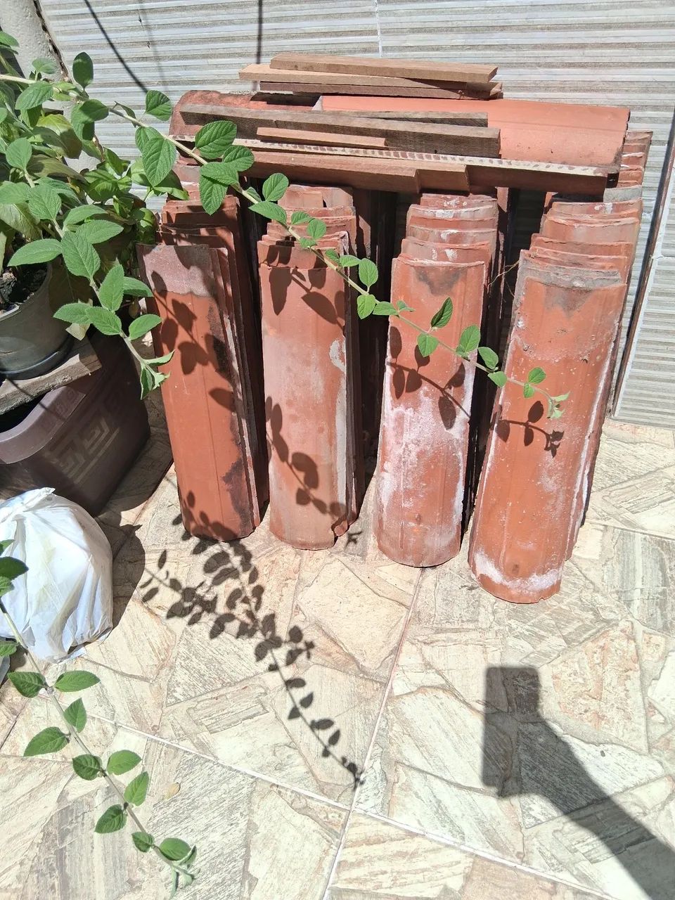 SELLING 2,500 ROOF TILES